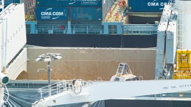 Sabbia Scaricata Dalla Nave Cargo Con Gru Close Nel Porto — Video Stock