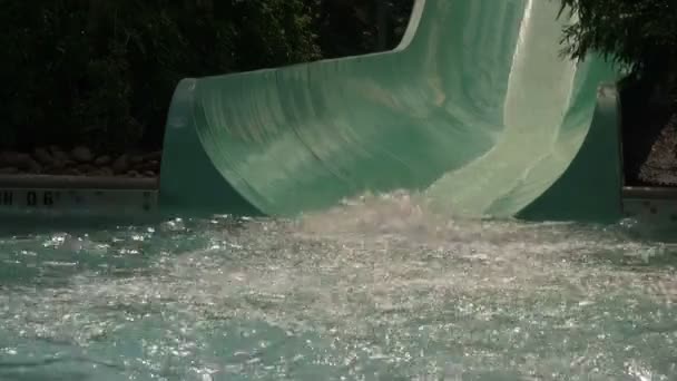 Uma Família Irreconhecível Aquatica Water Park Orlando Deslizando Para Baixo — Vídeo de Stock