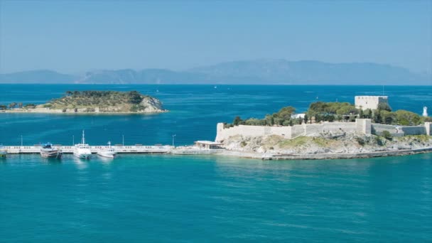 穏やかな晴天に満ちた青いエーゲ海に囲まれたピジョン島G Vercinadaのクサダストルコ歴史的ビザンチン城 — ストック動画