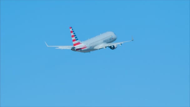 美国航空公司 Embraer Erj 170 喷气式客机在北卡罗来纳州阳光明媚的日子从罗利达勒姆国际机场 Rdu 特写飞往蓝天 — 图库视频影像
