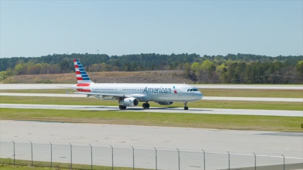 アメリカン航空エアバスA321ジェット旅客機 ローリー ダーラム国際空港Rduノースカロライナ — ストック動画