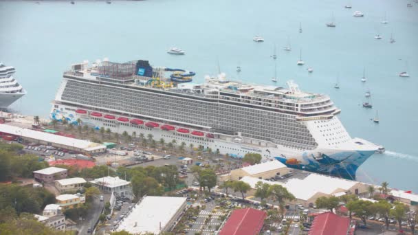 Thomas Virgin Islands Norwegian Escape Cruise Ship Docked Charlotte Amalie – stockvideo