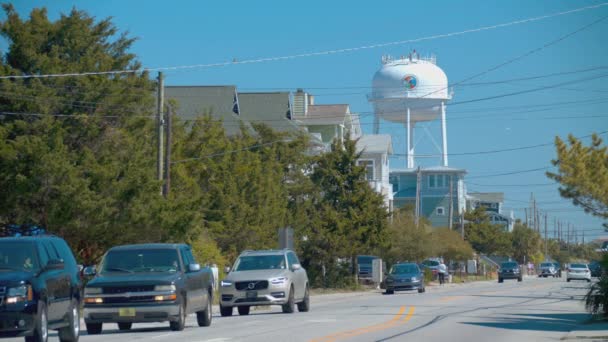 威尔明顿Nc赖特斯维尔海滩水塔地标与通过车辆交通在阳光明媚的日子在北卡罗来纳州 — 图库视频影像