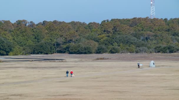Visitatori Che Camminano Lungo Wright Brothers Memorial National Park Sul — Video Stock