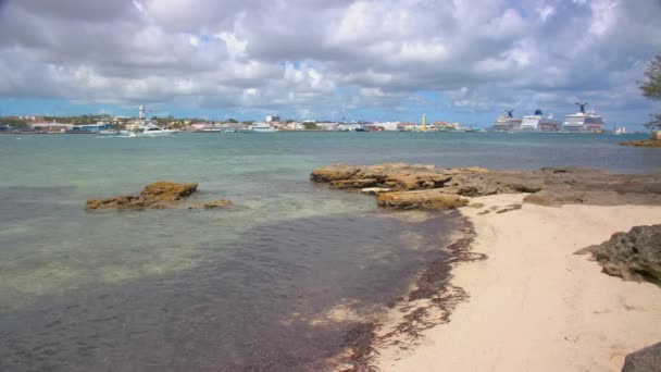 ピンクの砂に対する岩とパラダイス島のカジュアリーナビーチから見た訪問船を持つナッソーバハマクルーズポート — ストック動画