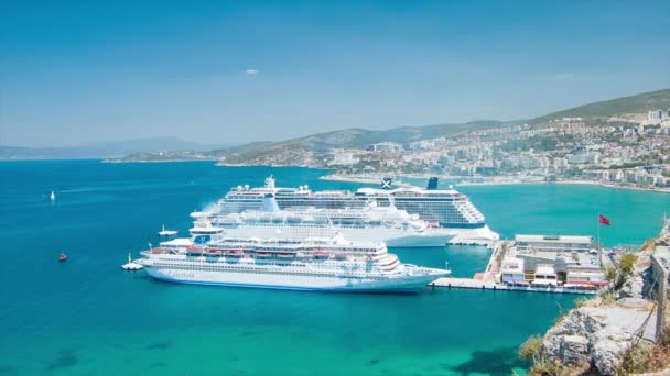库萨达西土耳其充满活力的场景俯瞰邮轮港口与停靠船舶在蓝色地中海爱琴海水域对土耳其度假城市目的地在夏季旅游季节 — 图库视频影像