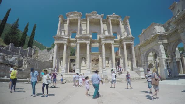 塞尔丘克土耳其埃菲苏斯塞尔库斯图书馆外部与游客探索古罗马城市埃菲大理石教育地标在夏季旅游季节 — 图库视频影像