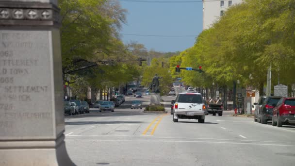 Wilmington Downtown Traffic Market Street Com Veículos Passando Por Memorial — Vídeo de Stock