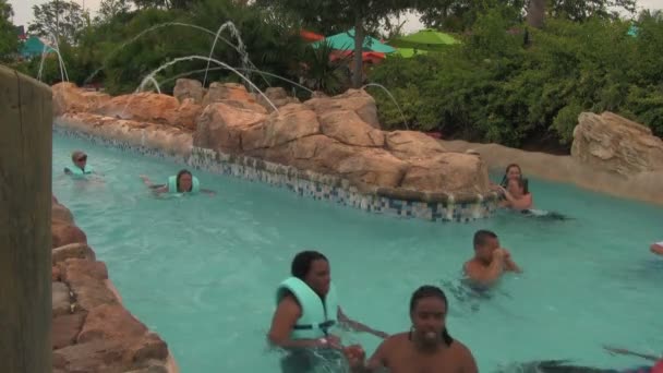 Gente Azar Vacaciones Orlando Florida Disfrutando Lazy River Aquatica Water — Vídeos de Stock