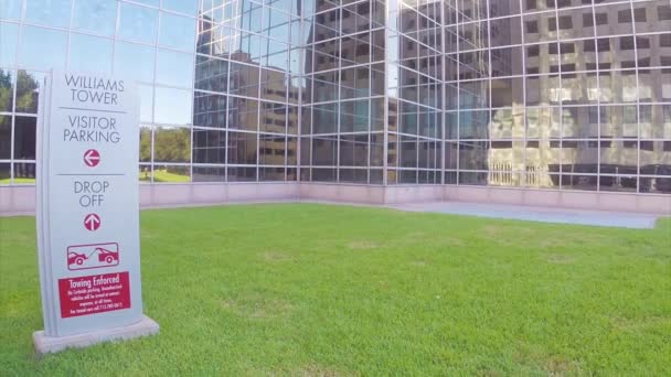 Houston Williams Torre Estacionamento Drop Sinalização Informações Frente Edifício Exterior — Vídeo de Stock