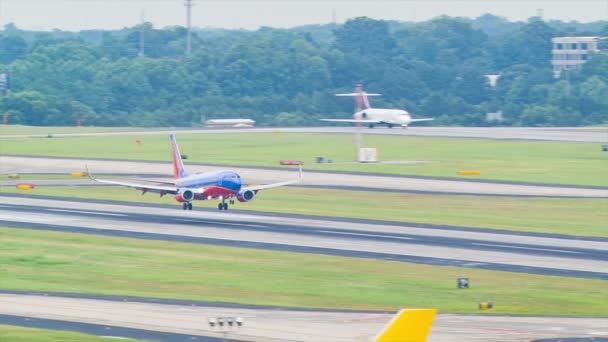 Кадри Сучасного Літака Знімаючи Аеропорту — стокове відео