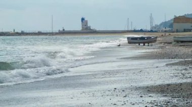 Güney İspanya Sessiz Plaj Sahnesi Tekneler ve Kuşlar ile Güneşli Bir Günde Dalgalar Manilva Puerto de la Duquesa de Kum üzerine Break olarak