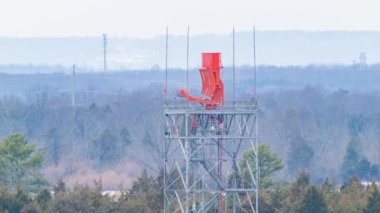 havaalanında dönen kırmızı anten görüntüleri