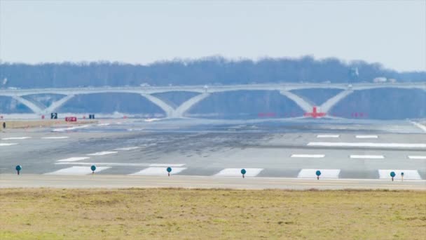 Alaskan Airlines Boeing 737 Zbliżenie Opony Dym Twarde Lądowanie Runway — Wideo stockowe