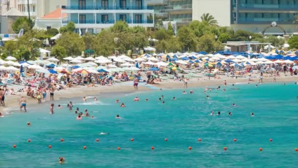 Rhodes Greece Pessoas Férias Popular Praia Eli Natação Água Azul — Vídeo de Stock