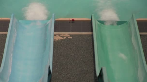 Deux Glissières Tube Eau Parc Aquatique Terminant Dans Piscine Avec — Video