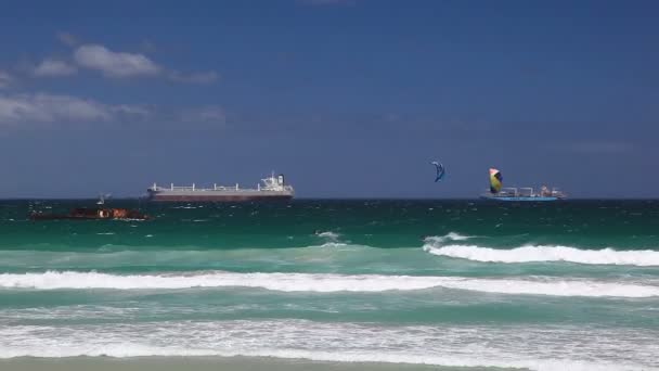 Dwa Statki Towarowe Oceanie Atlantyckim Zbliża Się Port Cape Town — Wideo stockowe