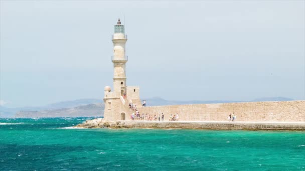 希腊克里特岛上的哈尼亚历史灯塔 在阳光明媚的日子里吹蓝色地中海海水 — 图库视频影像
