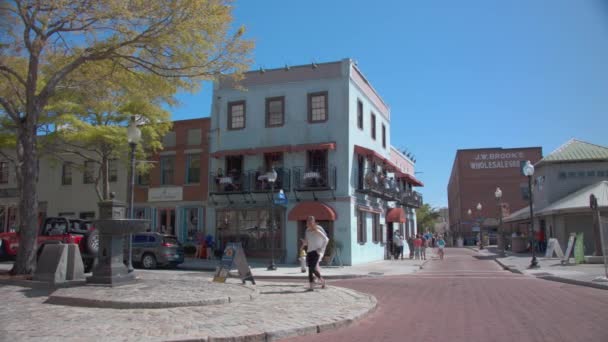 威尔明顿 历史河步道在市中心与人们探索节酒餐厅和商店在阳光明媚的日子在北卡罗来纳州 — 图库视频影像