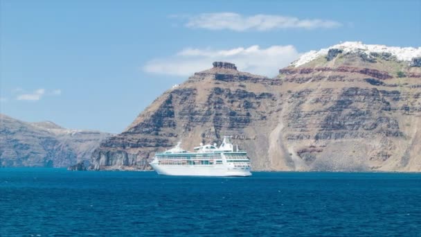 海洋游船锚定的愿景 同时访问圣托里尼希腊与白色建筑从奥亚镇的悬崖背景 — 图库视频影像