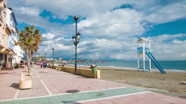 Sabinillas Hiszpania Beachfront Scenic Marine Parade Żywe Kolory Odwiedzających Chodzenie — Wideo stockowe