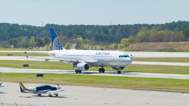 美国联合航空公司空客A320喷气式客机在罗利 达勒姆国际机场北卡罗莱纳州 — 图库视频影像