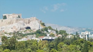 Mavi Gökyüzü ile Güneşli Bir Günde Antik Yunan Anıtı Simgeleri ile Atina Yunanistan'da Uzun Mesafe Akropolis Hill View