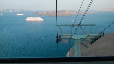 Santorini Yunanistan Anchored Cruise Ships ile Akdeniz Okyanusu'na Bakan Dağ Yukarı Gidiyor Gibi Bakış Cablecar Point Inside
