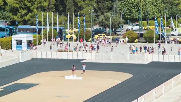 Athénská Řecká Návštěvníci Panathenaic Stadiónu Prohlídka Starověkého Terénních Míst Pódiu — Stock video