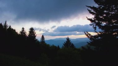 Güneş Bulutlar Ağaçlar aracılığıyla Parlayan Altın Güneş ışığı ile Katmanlı Tepeler Üzerinde Hareketli bir Blue Ridge Dağ Ormanı Üzerinde Rising