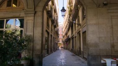 Barri Gotic yan Streets Barcelona Ispanya Placa Reial Meydanı 'nda Insanlar eski tarihi bina dış boyunca yürüyüş ile