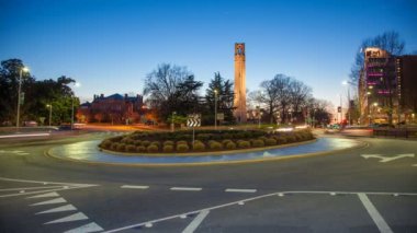 Raleigh North Carolina Hillsborough Street Daire etrafında Geçen Işık Streak Trafik ile Gece Timelapse Için Nc State Memorial Bell Tower Gündüz