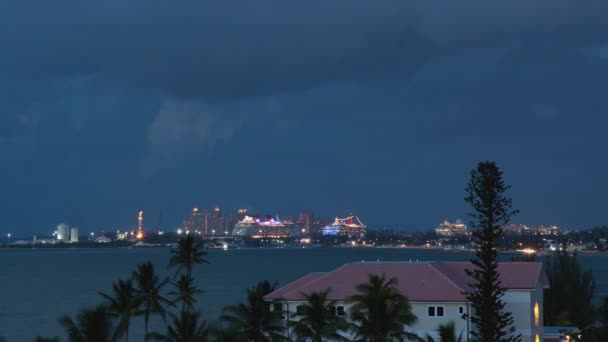 Kryssningsfartyg Anländer Till Nassau Bahamas Timelapse Natten Dockning Hamn Med — Stockvideo