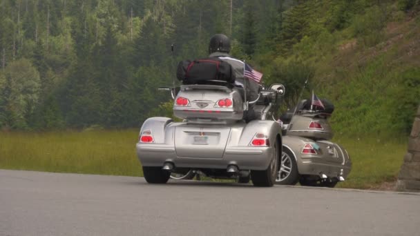 Turyści Podróżujący Motocykli Najwyższym Wzniesienie Wychodzą Blue Ridge Parkway Między — Wideo stockowe