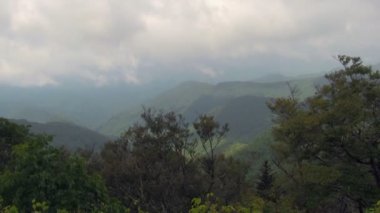 Batı Carolina 'da Asheville ve Waynesville arasındaki Blue Ridge Parkway' in manzaralı görüntüleri.