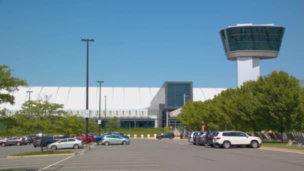 华盛顿国家航空航天博物馆 Udvar Hazy 中心在阳光明媚的日子与游客停放的车辆一起建立建筑外部 — 图库视频影像