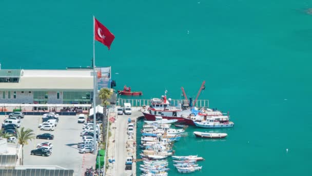 土耳其港口和国旗在库萨达西土耳其对蓝色爱琴海海水与汽车和船在港区在一个阳光明媚的日子 — 图库视频影像