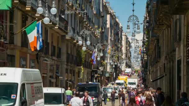 巴塞罗那 西班牙 忙碌的巴里戈蒂奇城市街在拉兰布拉与人和车辆之间的历史建筑外部 — 图库视频影像