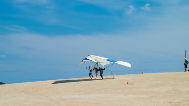 Hang Gliding School Instrução Sobre Duna Areia Jockeys Ridge State — Vídeo de Stock