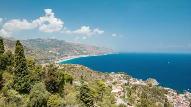 意大利陶尔米纳的西西里岛地中海海岸 夏季阳光明媚 山上绿树 蓝海水 — 图库视频影像