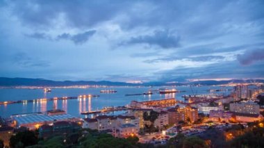 Cebelitarık Körfezi Gündüzden Geceye Gece Lapse Geniş Canlı Manzara Hareketli Bulutlar ve Ulaşım Trafiği ile Güneş Batarken İspanya Arka Plan ile