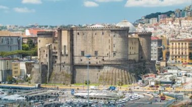 Castel Nuovo Napoli İtalya Eski İtalyan Şehir Binaları önünde Tarihi Dönüm Noktası Kale Kale featuring