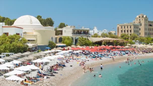 Mensen Die Genieten Van Eli Beach Rhodes Stad Griekenland Zonnebaden — Stockvideo