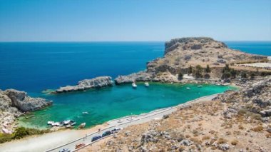 St Paul's Bay Lindos Rodos Yunanistan Yunan Akdeniz Adası'nda Yaz Sezonu sırasında Popüler Eğlence Su ve Plaj Alanı Hedef Bakan