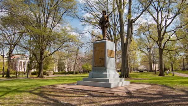 Estátua Sam Silencioso Mccorkle Place Universidade Carolina Norte Chapel Hill — Vídeo de Stock