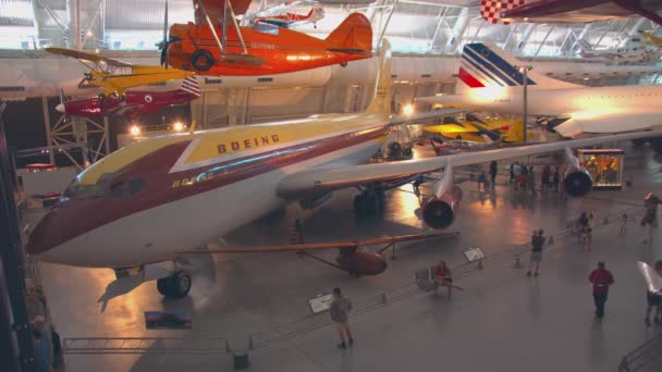 スミソニアン国立航空宇宙博物館ウドヴァル ヘイジー センター別館に展示中のボーイング707とコンコルド歴史ジェット旅客機 — ストック動画