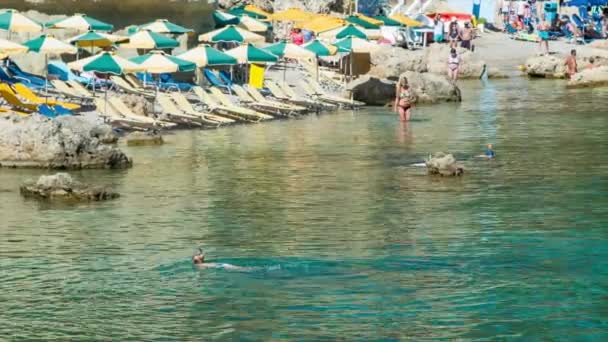 Rhodos Griekenland Toeristen Anthony Quinn Bay Zwemmen Met Parasols Stoelen — Stockvideo