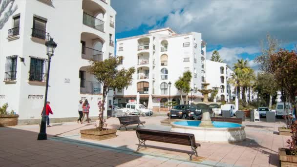 西班牙萨比尼利亚斯镇靠近埃斯捷潘纳 设有一个广场 有一个喷泉和人们走在公寓楼旁边 — 图库视频影像