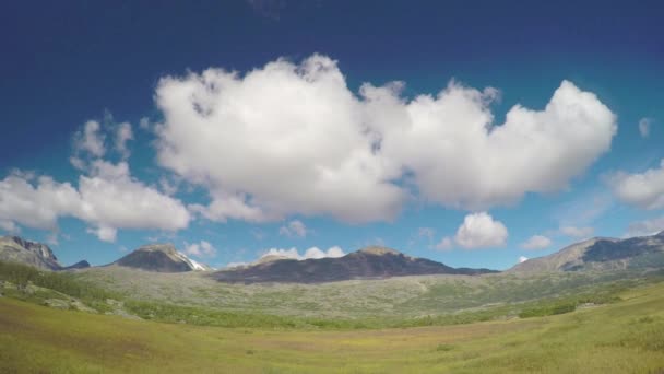 Alaska Canada Grens Schilderachtig Berglandschap Met Blauwe Hemel Witte Wolken — Stockvideo