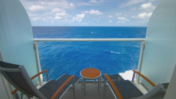 Cruiseschip Balkon Met Uitzicht Het Meubilair Zeilen Tropisch Water Met — Stockvideo